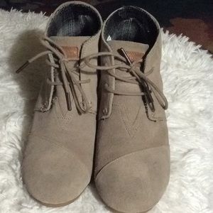 Toms tan ankle booties size 10